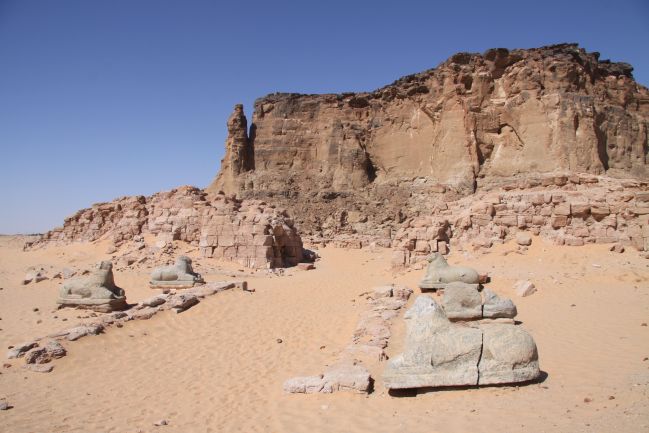 Jebel Barkal, kolonáda sfing před vstupem do Amunova chrámu, v pozadí posvátná hora